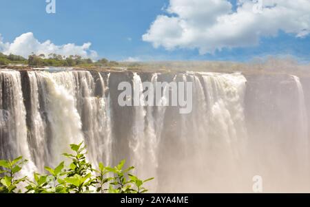 Victoria Falls ist ein Wasserfall in der Nähe der Städte Victoria Falls in Simbabwe und Livingstone in Zambi Stockfoto