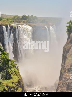 Victoria Falls ist ein Wasserfall in der Nähe der Städte Victoria Falls in Simbabwe und Livingstone in Zambi Stockfoto