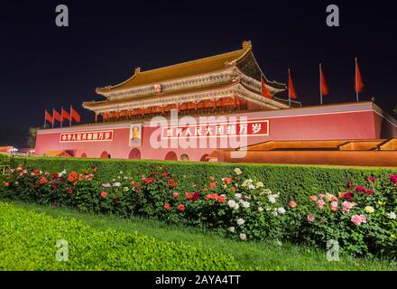 Peking, China - 13. Mai 2018: Mao TSE Tung Tiananmen Gate in Gugong Forbidden City Palace. Chinesische Spriche am Tor sind Long Liv Stockfoto