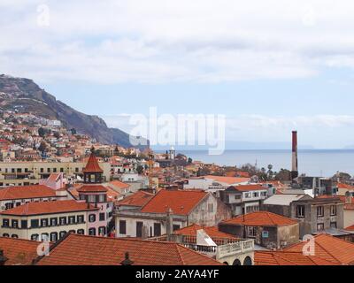 Ein Panoramablick auf die Altstadt von funchal madeira mit dem Meer und den fernen Bergen Stockfoto
