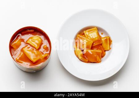 Öffnen Sie Zinn von Ravioli auf weißem Hintergrund Stockfoto