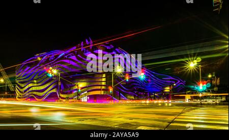 Außenansicht des Petersen Automotive Museum in der Nacht im november mit Autowegen Stockfoto