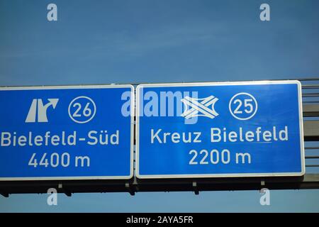 Autobahnabzeichen, bielefeld-verklagt, 4400 m, kreuz bielefeld, 2200 m, 25, 26, Stockfoto