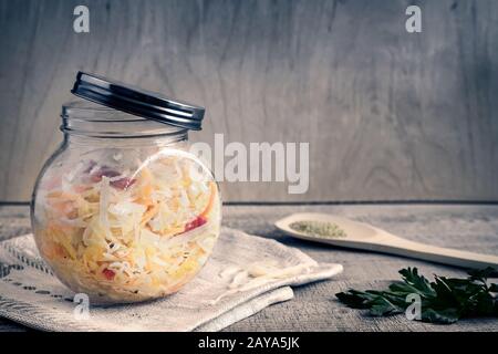 Sauerkraut mit Karotten in einem Glasbecher. Stockfoto