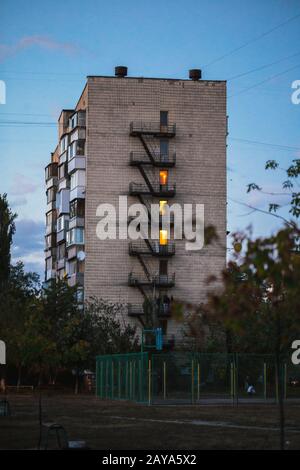 Oktober 2018. Ghetto-Architektur der Zusammenbruch der Sowjetunion. Echo der UdSSR. Landhochhäuser am Abend Stockfoto