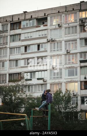 Oktober 2018. Ghetto-Architektur der Zusammenbruch der Sowjetunion. Echo der UdSSR. Landhochhäuser am Abend Stockfoto