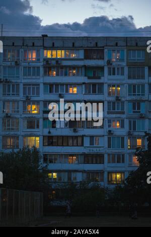 Oktober 2018. Ghetto-Architektur der Zusammenbruch der Sowjetunion. Echo der UdSSR. Landhochhäuser am Abend Stockfoto