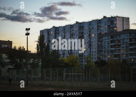 Oktober 2018. Ghetto-Architektur der Zusammenbruch der Sowjetunion. Echo der UdSSR. Landhochhäuser am Abend Stockfoto