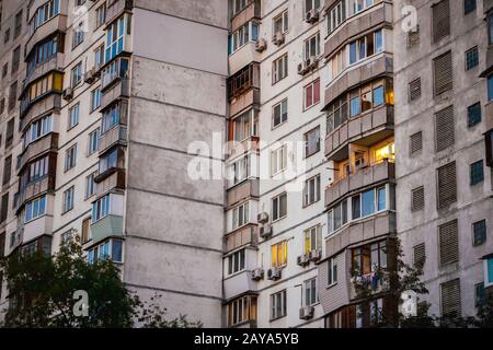 Oktober 2018. Ghetto-Architektur der Zusammenbruch der Sowjetunion. Echo der UdSSR. Landhochhäuser am Abend Stockfoto