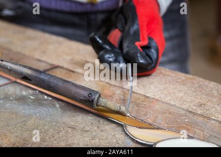 Glasmalerhersteller arbeiten mit Souvenirs Stockfoto