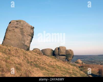 Die Bridestones eine große Gruppe von Gritstone-Felsformationen in der West yorkshire Landschaft in der Nähe von todmorden gegen pennine Landsid Stockfoto