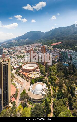 Bogota-Luftbild mit Blick auf den Indigence-Park, die Stier-Platz-Arena und das Planetarium Stockfoto