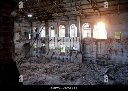 Alte verlassene und zerstörte Gebäude aus rotem Backstein in der ehemaligen Zuckerfabrik in Ramon, Region Woronesch Stockfoto