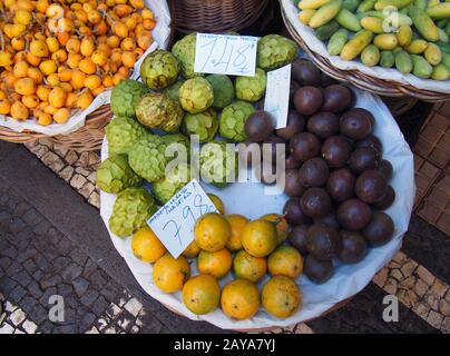 Tropische Früchte in einem Korb auf einem Marktstall auf funchal madeira Stockfoto