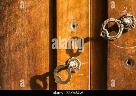 Alten Holz- vernachlässigt Schrank Tür retro Griffe aus Metall closeup Stockfoto
