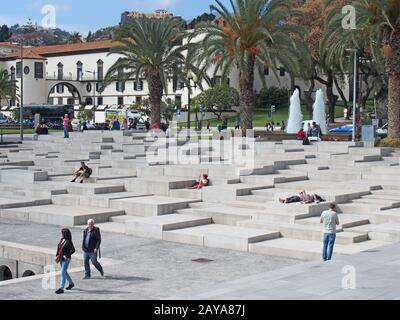 Entspannen Sie sich auf den Betonstufen des Wasserparks im Zentrum der stadt funchal madeira Stockfoto