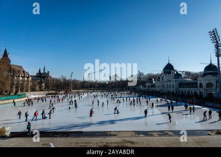 Budapest, Ungarn - Februar 2020: Eisbahn im Stadtpark und Schlittschuhlaufen in Budapest, Ungarn. Der City Park ist Europas größte Eislaufbahn im Freien Stockfoto