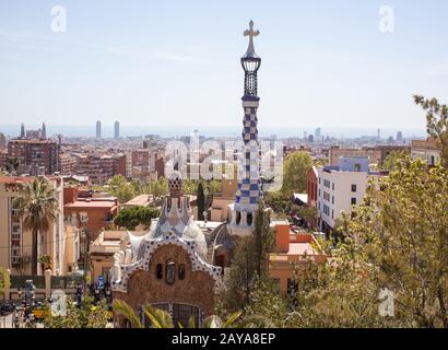 Barcelona, Spanien - 15. April 2013: Das berühmte architektonische Torhaus am Haupteingang des Parks Guell gegen die Sky Bar Stockfoto