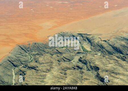 Luftbild vom Flug zum Sossusvlei des trockenen Kuiseb River in der Wüste Namib in der Nähe der Walvis Bay im westlichen Zentral-Namibia. Stockfoto