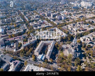 Blick auf die Kathedrale von Spaso-Preobrazhensky, die Blumengalerie des Hauses und die Straße mit Autos. Ukraine, Odessa. Luftbild fro Stockfoto