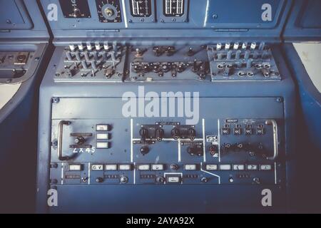 Altes Flugzeugbedienfeld im Cockpit Stockfoto