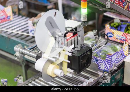 Spanien - 3. Januar 2019: Automated Labeling Machine im Betrieb in der Lebensmittelverpackungsindustrie. Stockfoto