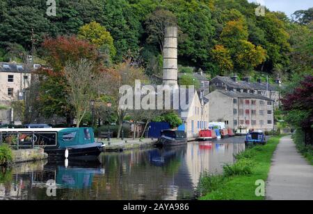 Kanal und Jachthafen in hebden Brücke mit Booten auf dem Wasser, Schleppbahn und umliegenden Hangbäumen Stockfoto