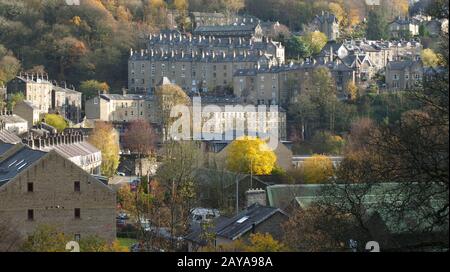 Panoramablick auf die Stadt hebden Bridge im Westen yorkshire mit Straßen aus Steinhäusern auf steilen Hügeln im Herbst Sonnenlicht sur Stockfoto