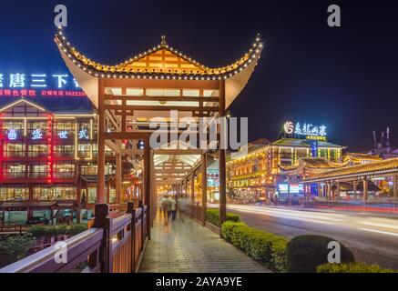 Wulingyuan, China - 27. Mai 2018: Stadt Wulingyuan bei Sonnenuntergang im Tianzi Avatar Mountains Naturpark Stockfoto