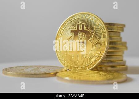 Golden bitcoin auf weißen Tisch und Hintergrund-Business Konzept der crypto Währung. Stockfoto