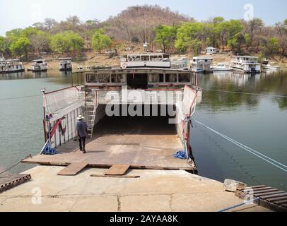 Beladen von Geländefahrzeugen auf einer Fähre am See Kariba Stockfoto
