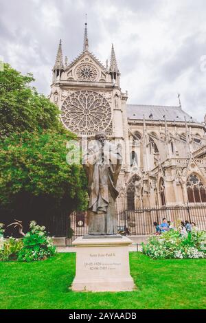 Die Bronzestatue des heiligen Jean-Paul II. In Notre Dame, Paris, Frankreich. Berühmte Statue des heiligen Jean-Paul II. Aus Bronze in Notre Dame, Paris Franc Stockfoto