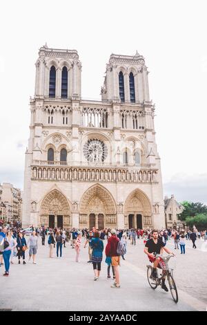 Juli 2017. Paris, Frankreich. Parvis Notre-Dame - Pl. Jean-Paul II Kathedrale Notre-Dame von Paris. Fassade des Kaths Notre-Dame Stockfoto