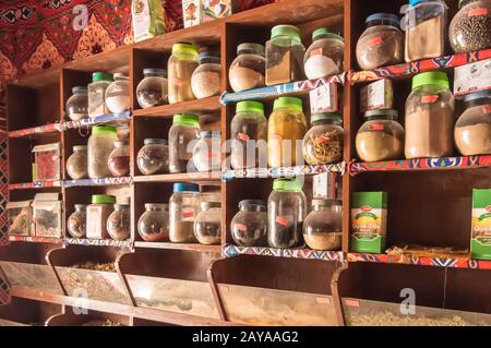 Gläser mit verschiedenen Gewürzen in einem Laden der Stadt Hurghada in Ägypten Stockfoto