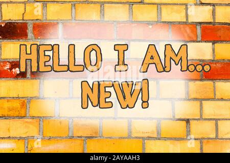 Hinweis zum Schreiben mit "Hallo, ich bin neu". Geschäftsfoto als Begrüßung oder Telefongespräch Brick Wall ar Stockfoto
