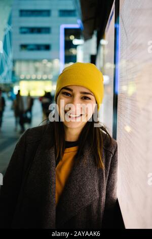 Junge Frau lehnt sich an einem beleuchteten Abreise planen. Reisen, Lifestyle und Jugend Konzept. Stockfoto