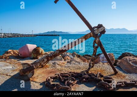 Verrostter Anker am Ufer am Hafen von Ägina in Griechenland Stockfoto