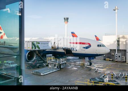 London, Großbritannien - Februar 2020: Flugzeuge der British Airways auf der Startbahn des Flughafens London-Heathrow. British Airways ist die Flaggenträgerin Großbritanniens Stockfoto