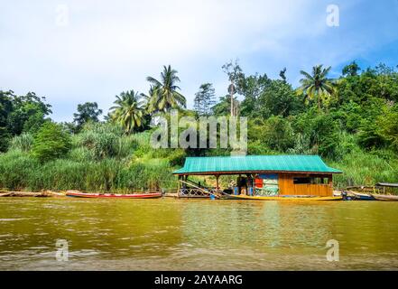 Schwimmendes Haus in Kuala Tahan, Taman Negara Nationalpark, Malaysia Stockfoto