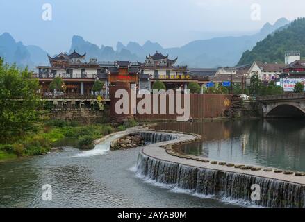 Wulingyuan, China - 27. Mai 2018: Steinbrücke in Wulingyuan - Tianzi Avatar Mountains Naturpark Stockfoto