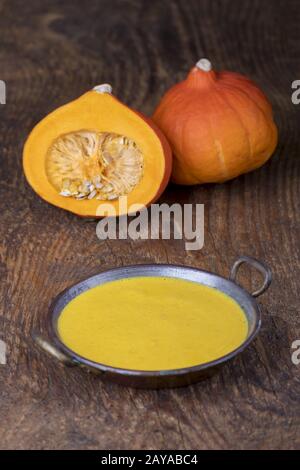 Nahaufnahme der Kürbissuppe auf Holz Stockfoto