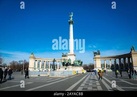 Budapest, Ungarn - Februar 2020: Heldenplatzdenkmal und Touristen in der Stadt Budapest. Der Platz ist eine der meistbesuchten Attraktionen in Budapest Stockfoto