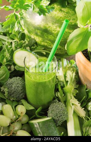 Gesunde Zutaten für ein grünes Smoothie-Getränk. Stockfoto