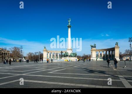 Budapest, Ungarn - Februar 2020: Heldenplatzdenkmal und Touristen in der Stadt Budapest. Der Platz ist eine der meistbesuchten Attraktionen in Budapest Stockfoto