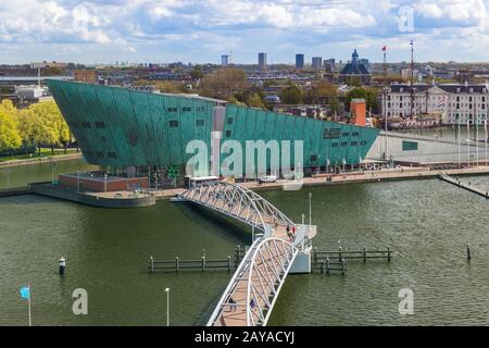 AMSTERDAM NIEDERLANDE - 25. APRIL 2017: Das Nemo Science Museum am 25. April 2017 in Amsterdam Niederlande Stockfoto