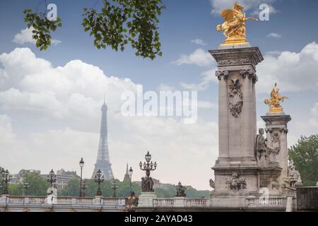 Golden Denkmäler auf der Brücke Pont Alexander III Brücke in Paris mit Blick auf den Hintergrund der Eiffelturm Stockfoto