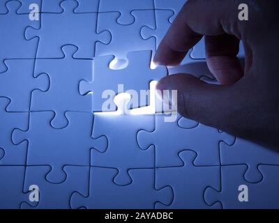 Blau Puzzle. Business Solutions, die Lösung von Problemen, Wissenschaft Technik und team building Konzept. Stockfoto