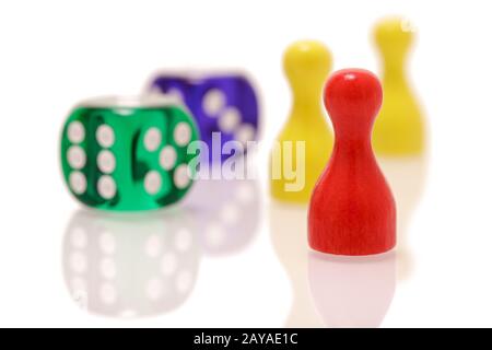 Gambling Würfel und Holzfiguren auf weißem Hintergrund. Spiele, Unterhaltung und Glück Konzept. Stockfoto