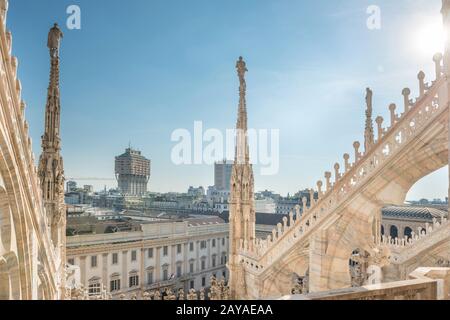 Blick vom Dach des Duomo auf die Türme mit Statuen und der Stadt Mailand Stockfoto