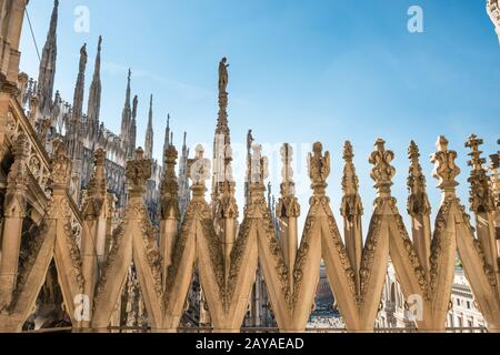 Blick auf die Türme und Statuen auf dem Dach des Mailänder Duomo Stockfoto